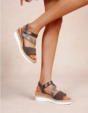 Load image into Gallery viewer, Brown or beige criss cross lg sandal