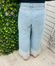 Load image into Gallery viewer, Blue light denim turn up jeans
