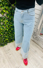 Load image into Gallery viewer, Blue light denim turn up jeans
