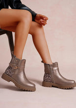Load image into Gallery viewer, Taupe leopard back lg boots size 4
