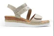 Load image into Gallery viewer, Brown or beige criss cross lg sandal
