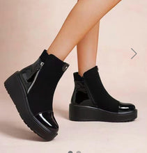 Load image into Gallery viewer, Black nn platform boots 5+8
