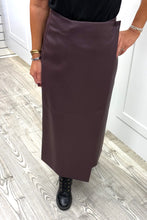 Load image into Gallery viewer, Plum leather look Lp Fold leather skirt
