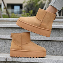 Load image into Gallery viewer, Tan ankle fleeced boot 6+ 8
