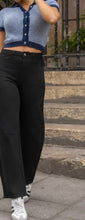 Load image into Gallery viewer, Black folyrose barrel jeans
