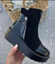 Load image into Gallery viewer, Black nn platform boots 5+8
