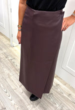 Load image into Gallery viewer, Plum leather look Lp Fold leather skirt
