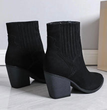 Load image into Gallery viewer, Black boot size 8
